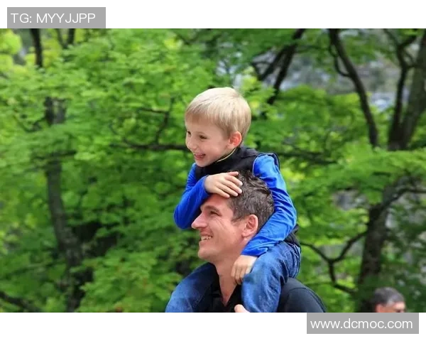 足球明星携儿子共赏精彩比赛瞬间温馨互动视频记录父子情深 足球明星携儿子共赏精彩比赛瞬间温馨互动视频记录父子情深